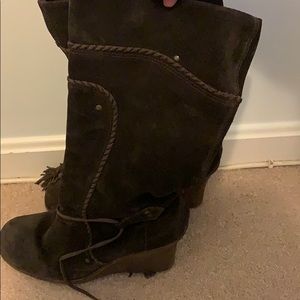 Slip on suede wedge boots